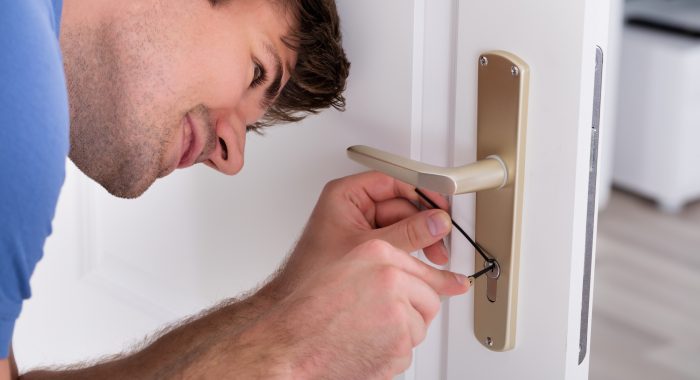 Locksmith lock fixing